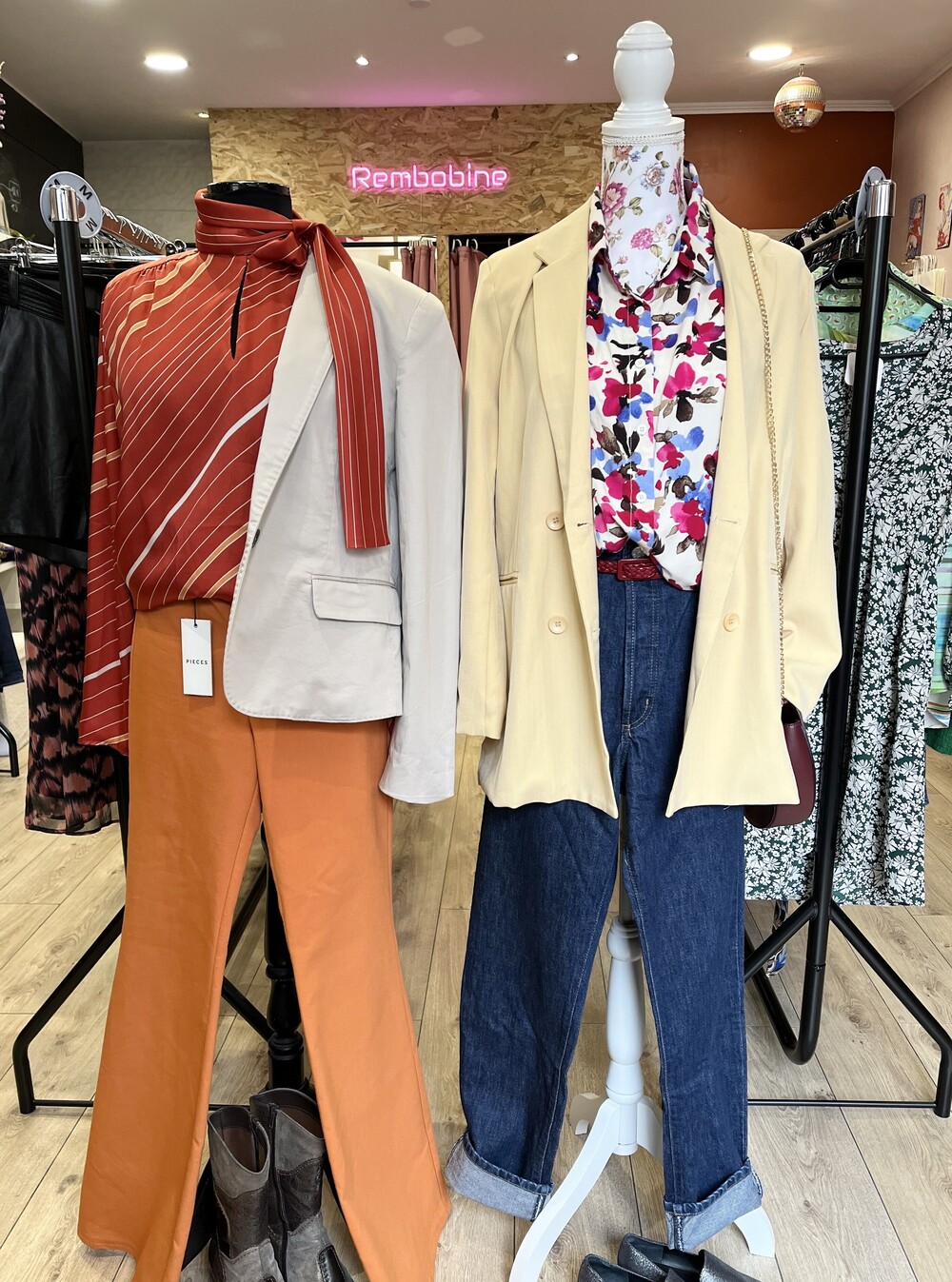 Deux tenues exposées dans la boutique Rembobine, l'une pour femme, l'autre pour homme