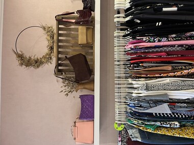 Des sacs et des habits sur des cintres