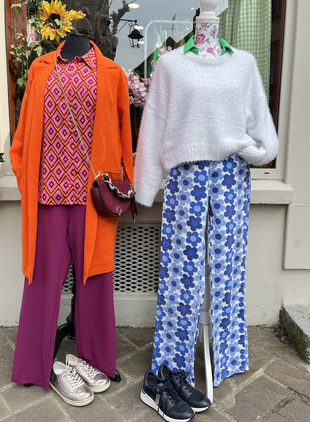 Exposition de deux tenues, l'une est orange, l'autre est hiver